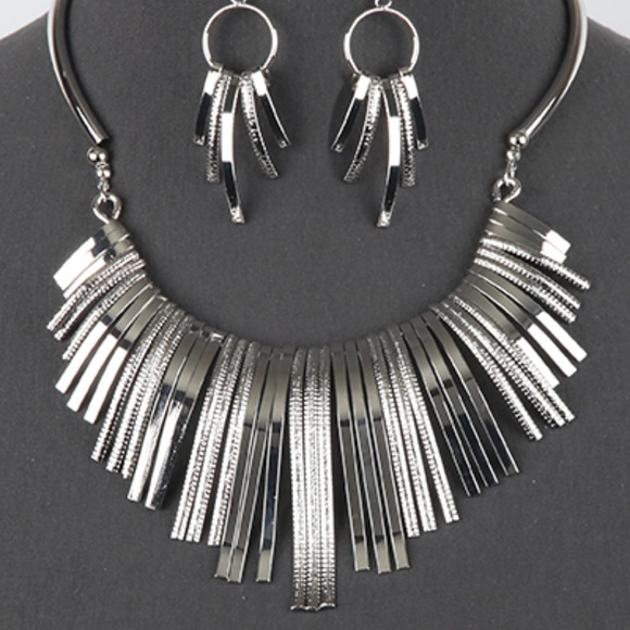 Jewelry - 1064--Multi Sized Bib Bar Necklace Set- Silver Tone